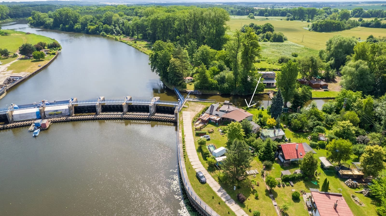 Chata u jezu s možností celoročního obývání ve Starém Kolíně
